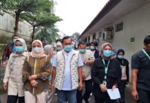 Menteri Kemendukbangga, Wihaju berjalan ditemani Direktur RSUD Lembang melihat bayi