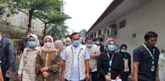 Menteri Kemendukbangga, Wihaju berjalan ditemani Direktur RSUD Lembang melihat bayi