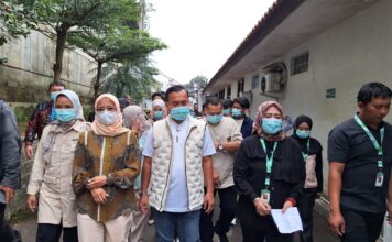 Menteri Kemendukbangga, Wihaju berjalan ditemani Direktur RSUD Lembang melihat bayi