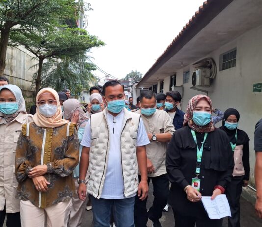 Menteri Kemendukbangga, Wihaju berjalan ditemani Direktur RSUD Lembang melihat bayi