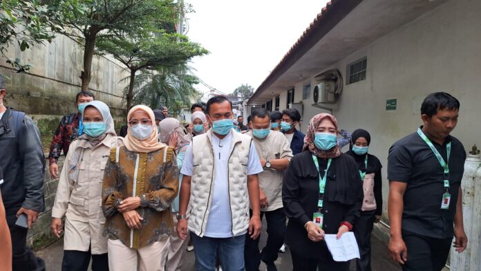 Menteri Kemendukbangga, Wihaju berjalan ditemani Direktur RSUD Lembang melihat bayi