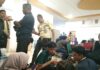 Kerumunan karyawan Bandung Zoo yang sedang berkerumun menunggu kejelasan managemen