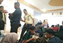 Kerumunan karyawan Bandung Zoo yang sedang berkerumun menunggu kejelasan managemen