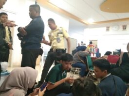 Kerumunan karyawan Bandung Zoo yang sedang berkerumun menunggu kejelasan managemen