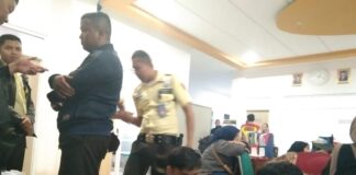 Kerumunan karyawan Bandung Zoo yang sedang berkerumun menunggu kejelasan managemen