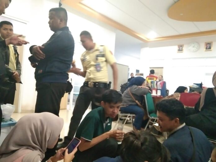 Kerumunan karyawan Bandung Zoo yang sedang berkerumun menunggu kejelasan managemen
