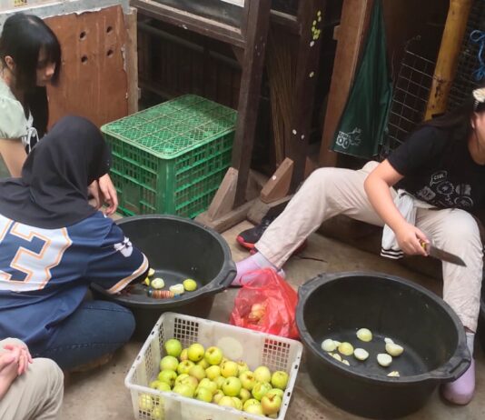 Sekelompok anak remaja sekolah belajar jadi junior keeper di Bandung Zoo ditemani kakak kakak Keeper