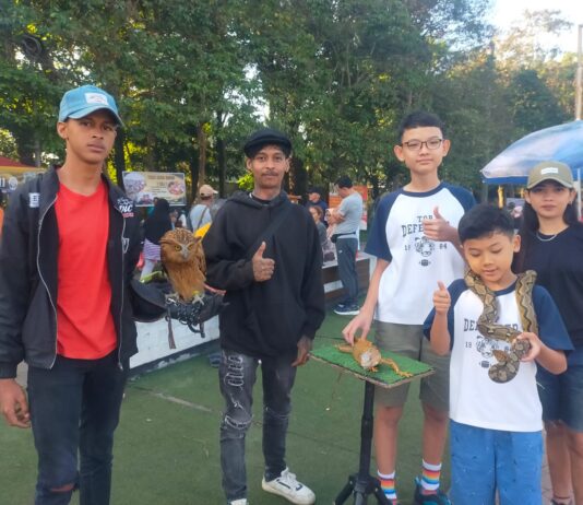 Panji salah satu anggota Komunitas BMBL mengenalkan reptil secara langsung.