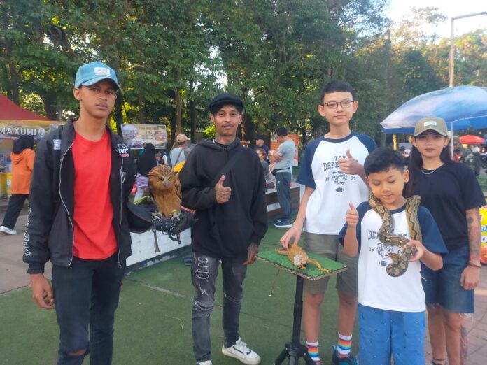 Panji salah satu anggota Komunitas BMBL mengenalkan reptil secara langsung.