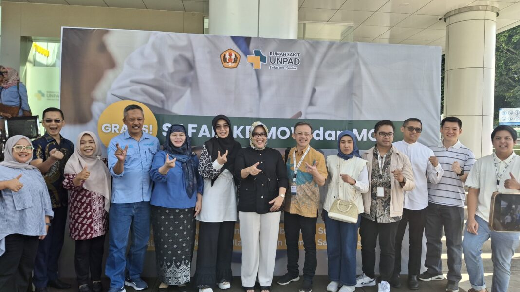 Dalam HUT ke-1 RS Unpad, Doksis dan tim berfoto bersama para dokter RS Unpad Dalam HUT ke-1 RS Unpad, Doksis dan tim berfoto bersama para dokter RS Unpad