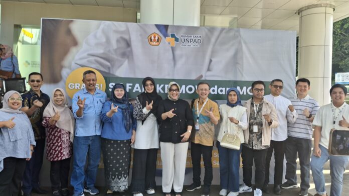 Dalam HUT ke-1 RS Unpad, Doksis dan tim berfoto bersama para dokter RS Unpad