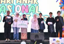 dr.Siska berfoto bersama di panggung pada saat acara penyerahan MURI