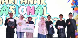 dr.Siska berfoto bersama di panggung pada saat acara penyerahan MURI