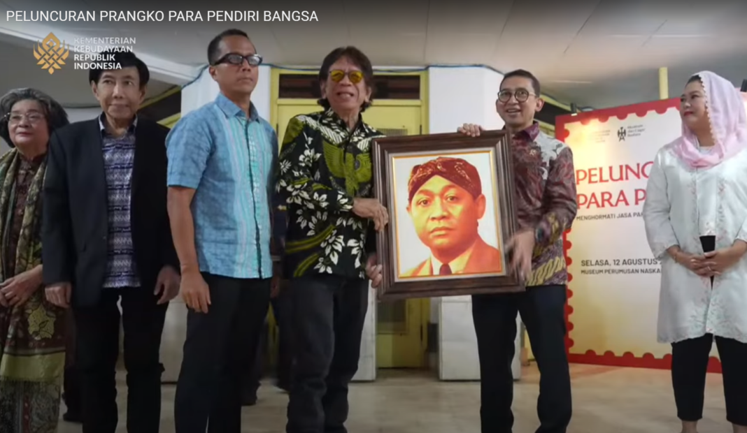 Menteri Budaya Indonesia Fadli Zon berfoto bersama keluarga penerus Wirahadikusumah Menteri Budaya Indonesia Fadli Zon berfoto bersama keluarga penerus Wirahadikusumah