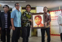 Menteri Budaya Indonesia Fadli Zon berfoto bersama keluarga penerus Wirahadikusumah