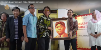 Menteri Budaya Indonesia Fadli Zon berfoto bersama keluarga penerus Wirahadikusumah