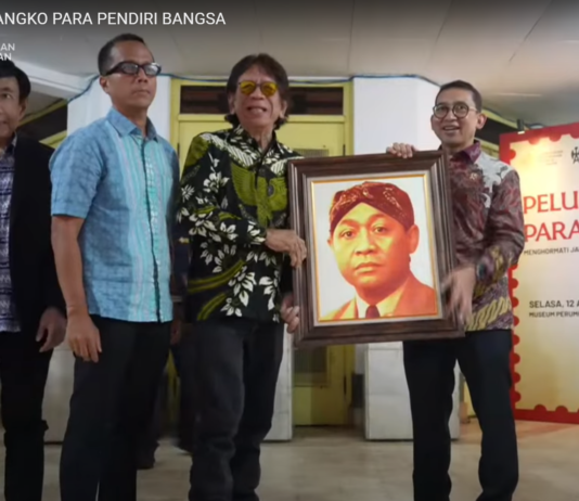 Menteri Budaya Indonesia Fadli Zon berfoto bersama keluarga penerus Wirahadikusumah