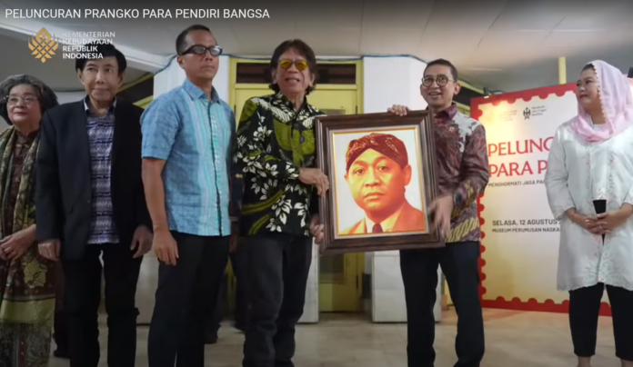 Menteri Budaya Indonesia Fadli Zon berfoto bersama keluarga penerus Wirahadikusumah