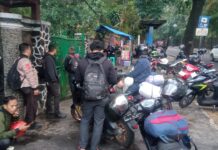 Petugas dan karyawan Bandung Zoo tertahan tidak bisa masuk dikunci oleh Red Guard dan TSI yang memaksa masuk