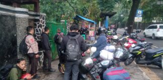 Petugas dan karyawan Bandung Zoo tertahan tidak bisa masuk dikunci oleh Red Guard dan TSI yang memaksa masuk