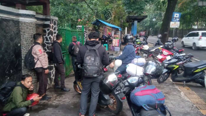 Petugas dan karyawan Bandung Zoo tertahan tidak bisa masuk dikunci oleh Red Guard dan TSI yang memaksa masuk