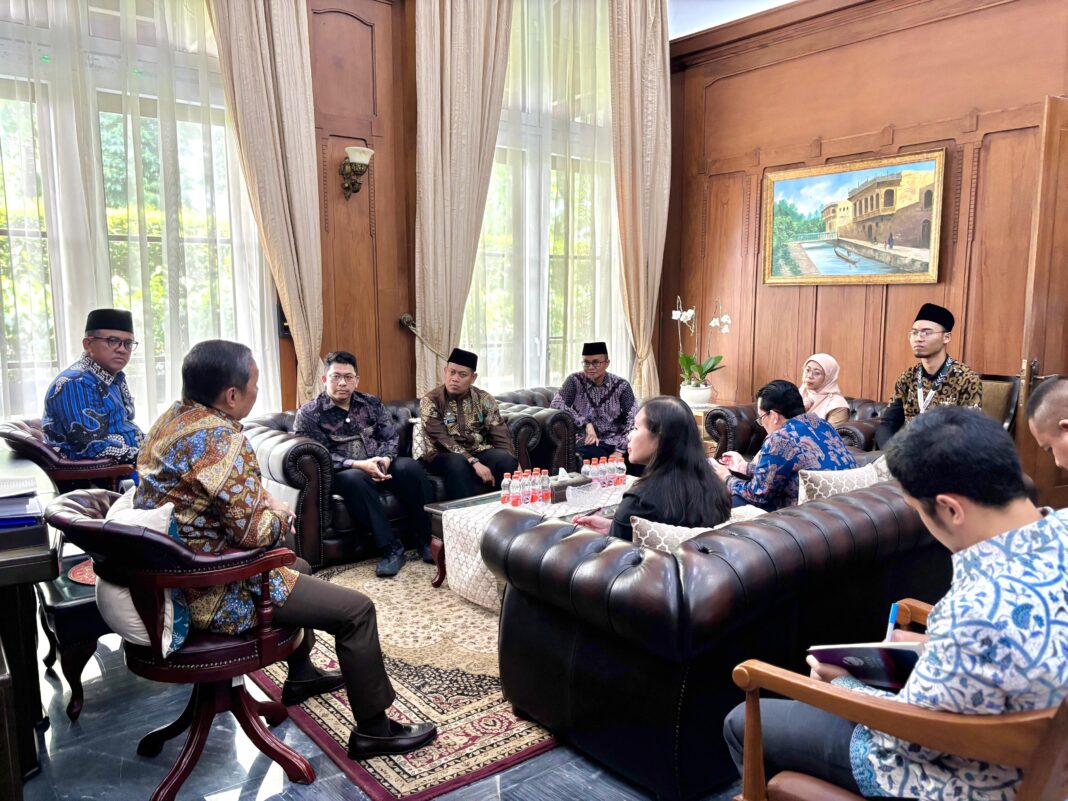 Mendengarkan arahan dan paparan dari Wamenlu, IBS menyimak bersama lembaga filantropi lainnya Mendengarkan arahan dan paparan dari Wamenlu, IBS menyimak bersama lembaga filantropi lainnya