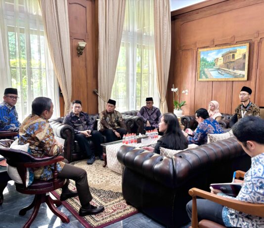 Mendengarkan arahan dan paparan dari Wamenlu, IBS menyimak bersama lembaga filantropi lainnya