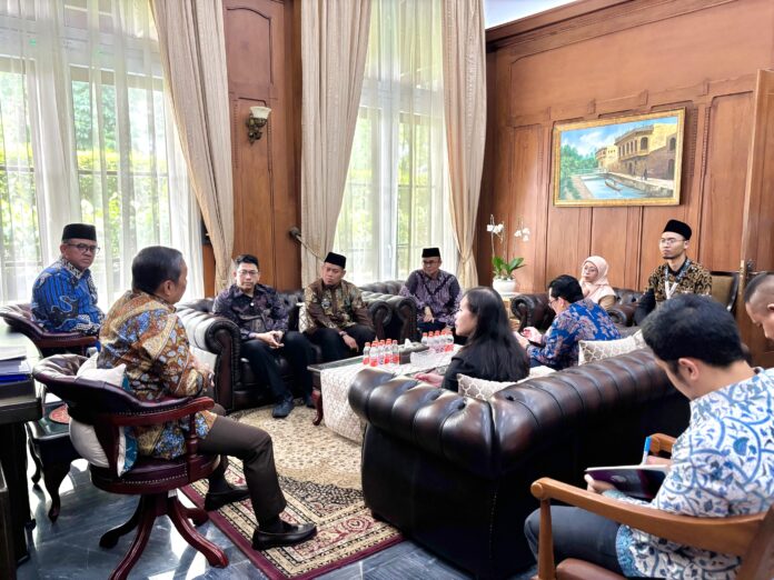 Mendengarkan arahan dan paparan dari Wamenlu, IBS menyimak bersama lembaga filantropi lainnya