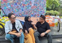 Ketua Panitia Lomba Kereta Peti Sabun XII tahun 2025 berfoto bersama ketua KADAMAS
