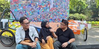 Ketua Panitia Lomba Kereta Peti Sabun XII tahun 2025 berfoto bersama ketua KADAMAS