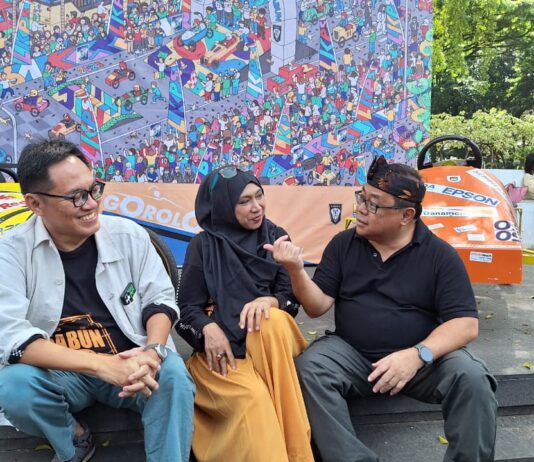 Ketua Panitia Lomba Kereta Peti Sabun XII tahun 2025 berfoto bersama ketua KADAMAS