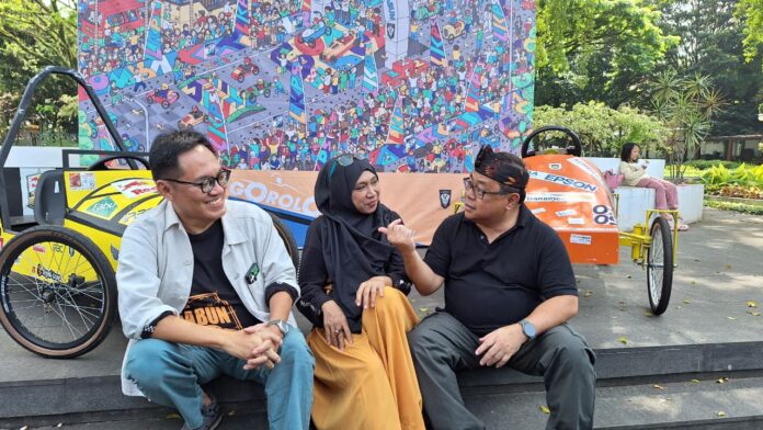 Ketua Panitia Lomba Kereta Peti Sabun XII tahun 2025 berfoto bersama ketua KADAMAS