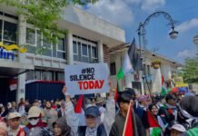 Masyarakat kota Bandung beserta para tokoh dan wakil walikota Bandung melakukan orasi bela Palestina dan berjalan bersama