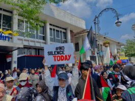 Masyarakat kota Bandung beserta para tokoh dan wakil walikota Bandung melakukan orasi bela Palestina dan berjalan bersama