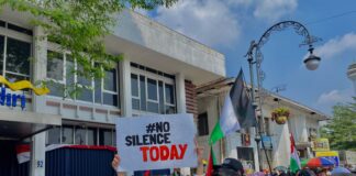 Masyarakat kota Bandung beserta para tokoh dan wakil walikota Bandung melakukan orasi bela Palestina dan berjalan bersama