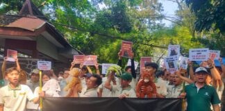 Serikat Pekerja Mandiri Derenden Bandung Zoo berunjuk rasa inginkan segera bisa beroperasi kembali.