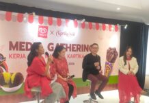 Wall’s, Resmi Luncurkan Inovasi Terbaru Es Krim Brownies Kolaborasi Spesial dengan Kartika Sari, Bakery Legendaris Asal Bandung. Stanley Lie, Komisaris Kartika Sari Group ditemani Head of Marketing PT The Magnum Ice Cream Indonesia, Nur Aliqa Sendyalaras dan konten kreator berikan paparan kepada awak media di Kartikasari Lembang