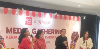 Wall’s, Resmi Luncurkan Inovasi Terbaru Es Krim Brownies Kolaborasi Spesial dengan Kartika Sari, Bakery Legendaris Asal Bandung. Stanley Lie, Komisaris Kartika Sari Group ditemani Head of Marketing PT The Magnum Ice Cream Indonesia, Nur Aliqa Sendyalaras dan konten kreator berikan paparan kepada awak media di Kartikasari Lembang
