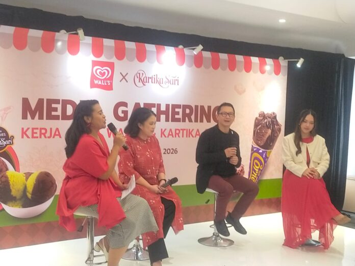 Stanley Lie, Komisaris Kartika Sari Group ditemani Head of Marketing PT The Magnum Ice Cream Indonesia, Nur Aliqa Sendyalaras dan konten kreator berikan paparan kepada awak media di Kartikasari Lembang