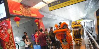 Long Weekend Imlek 2026: Naga Muncul di Stasiun Bandung, Sontak Puluhan Ribu Penumpang Kereta Terhibur, Kok Bisa?