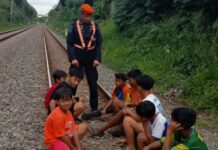 Tetap Ngotot Ngabuburit pada Jalur Kereta? KAI Tebar Ultimatum: Denda Jutaan Rupiah Menanti