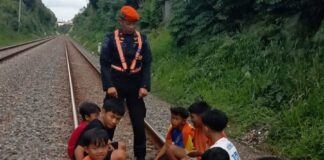 Tetap Ngotot Ngabuburit pada Jalur Kereta? KAI Tebar Ultimatum: Denda Jutaan Rupiah Menanti