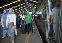 Porter: Sosok-sosok di Balik Nyaman dan Lancarnya Perjalanan Kereta, KAI Angkat Jempol