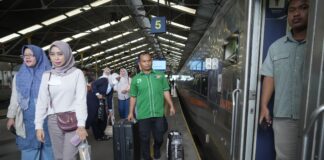 Porter: Sosok-sosok di Balik Nyaman dan Lancarnya Perjalanan Kereta, KAI Angkat Jempol