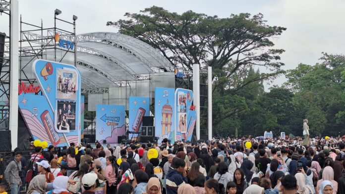 Penampilan artis penyanyi SCTV di Karnaval SCTV menghipnotis masyarakat Bandung di Tegalega