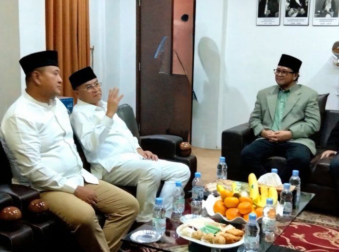Wagub Jabar Erwan berbincang dengan Kasdam III Siliwangi dan Ketua Nadzhir Masjid Agung Bandung Wagub Jabar Erwan Setiawan duduk bersebelahan dengan Kasdam III Siliwangi, Agus Bhakti memberikan testimoni memori masa kecil kepada Ketua Nadzhir Masjid Agung Bandung