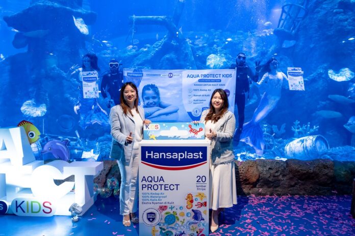 Hansaplast Aqua Protect Kids BU Health Care Director PT Beiersdorf Indonesia, Vivilya Lukman berfoto bersama didepan produk baru dari Hansaplast for Kids