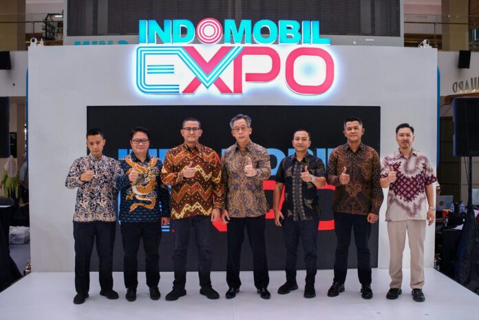 CEO Indomobil Dealership Grup berfoto didampingin Senior Sales Manager PLN UD Jabar dan para pemimpin cabang dari Indomobil di acara Indomobil EXPO
