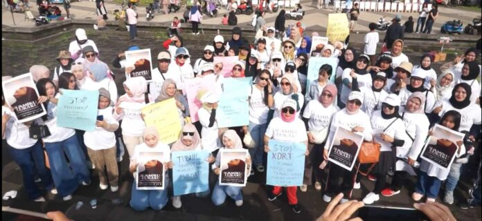 Komunitas perempuan penolak kekerasan pada perempuan berkumpul serukan perlakukan perempuan dengan lembut