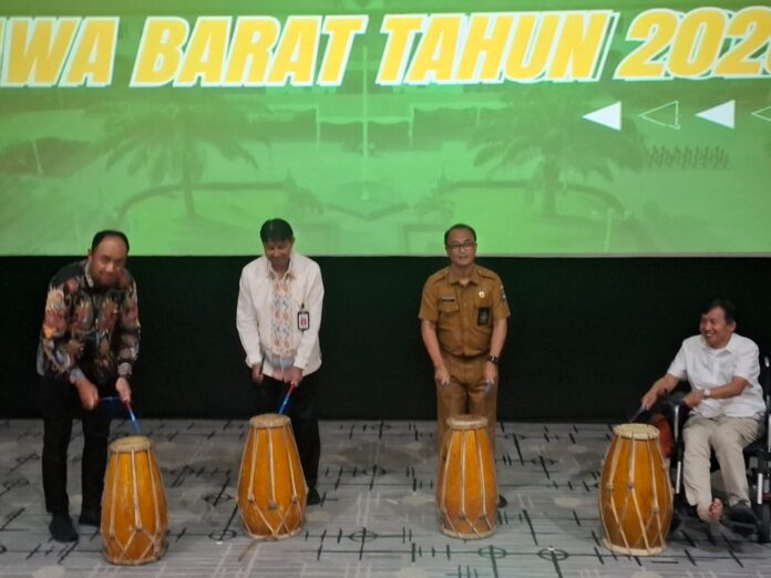 Kepala OJK Jabar,Darwisman lakukan penutupan pelatihan BISINDO dengan memukul kentungan bersama pimpinan yang hadir